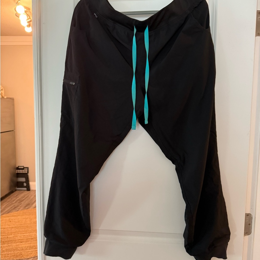 Women’s XL FreeX Scrub Joggers in Black